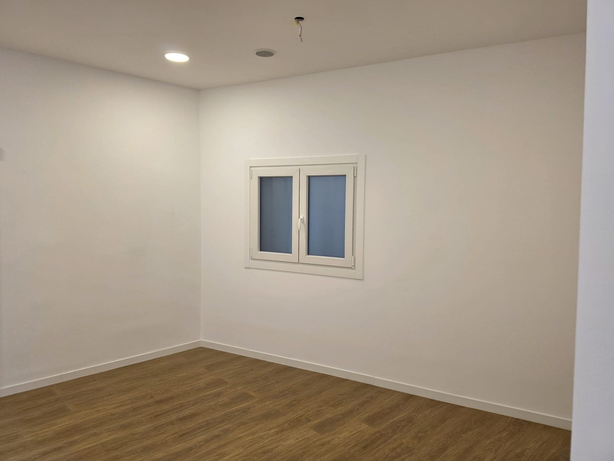 Bajo comercial — detalle de acabados