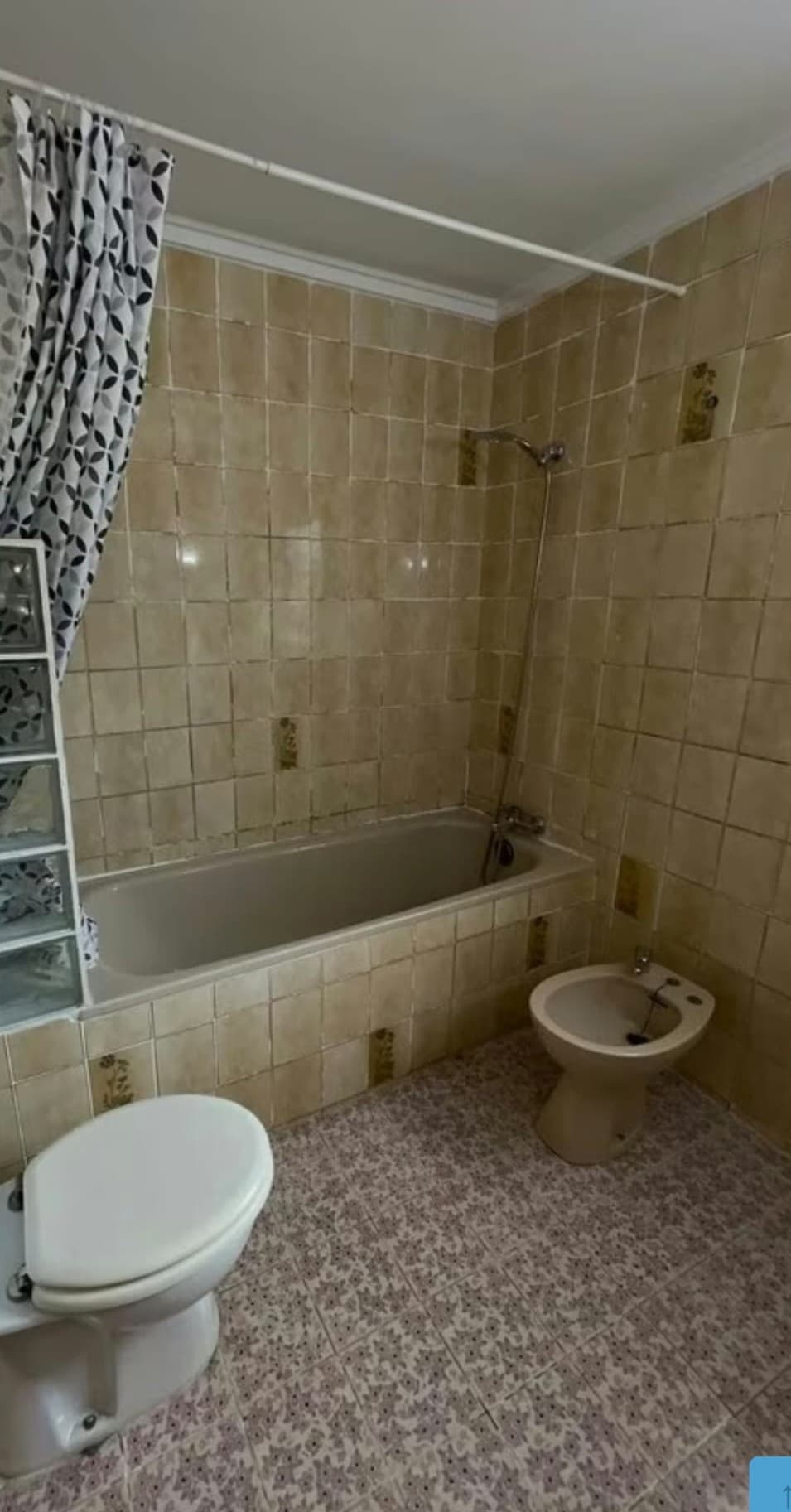 Estado original del baño antes de la reforma — vista general