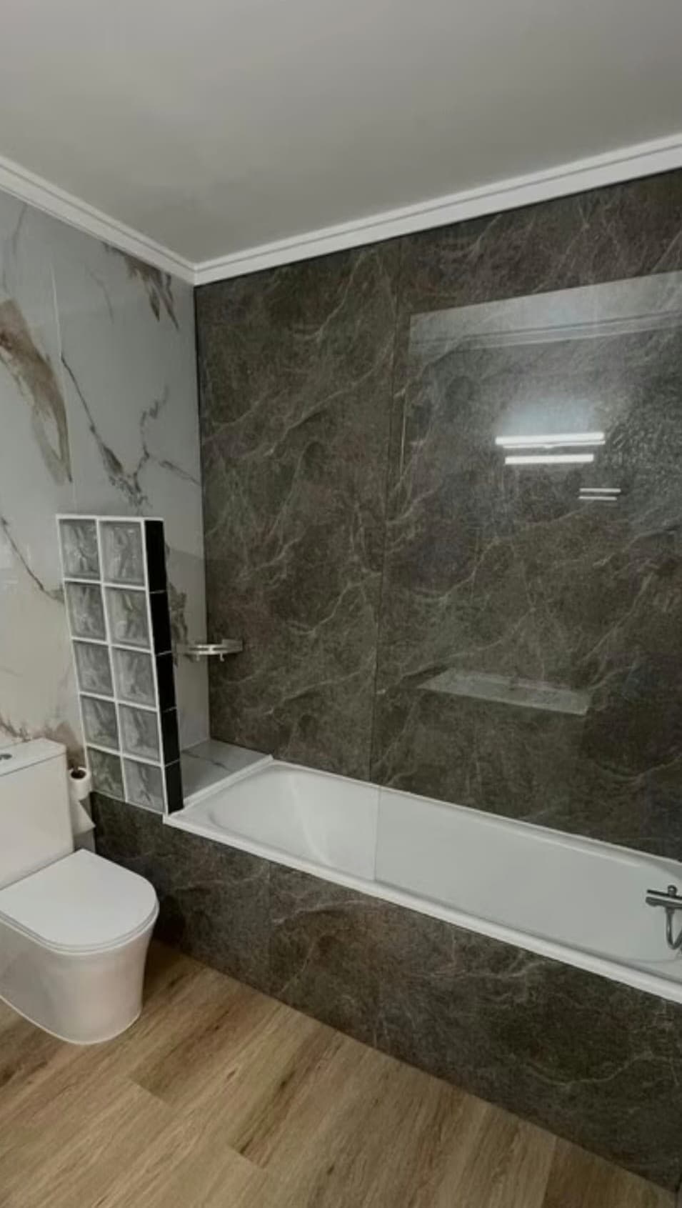 Baño terminado tras la reforma — detalle de acabados