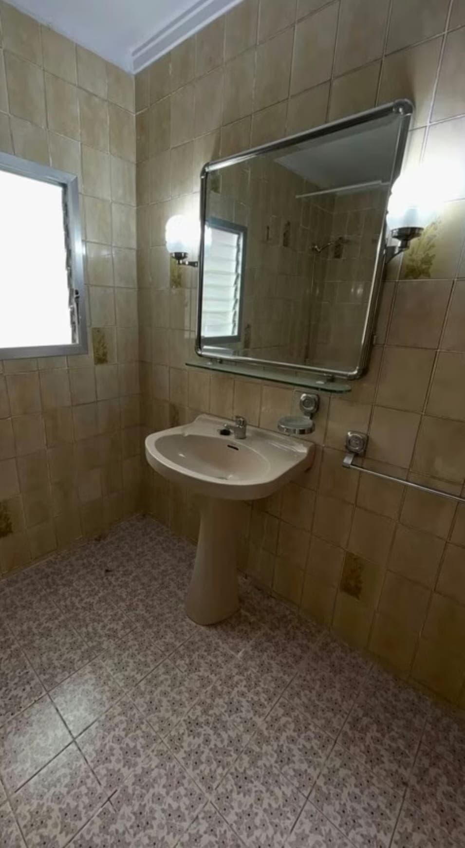 Estado original del baño antes de la reforma — otra vista