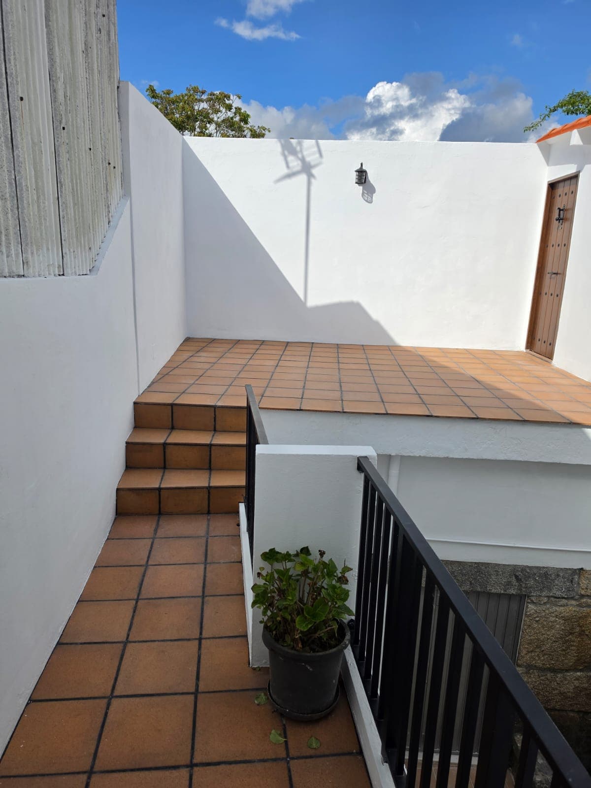 Vivienda reformada con acabados en madera y tonos claros