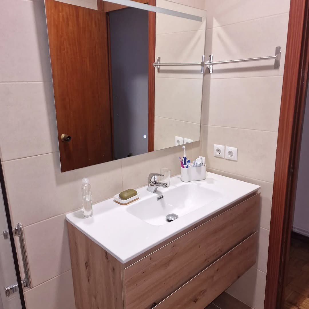 Baño reformado con plato de ducha y mueble suspendido