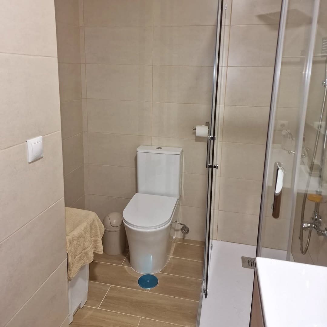 Baño reformado con mampara de cristal y plato de ducha